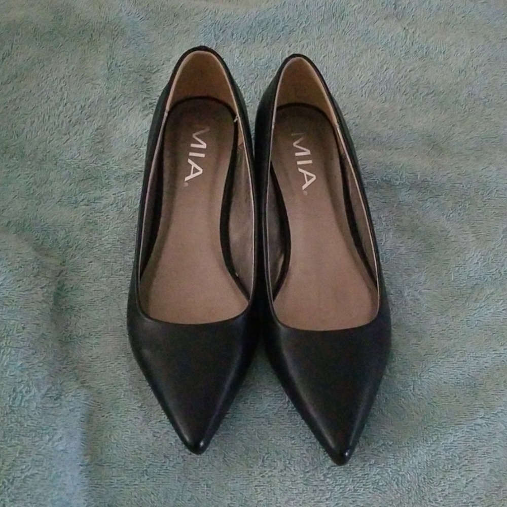Black semi flat shoes